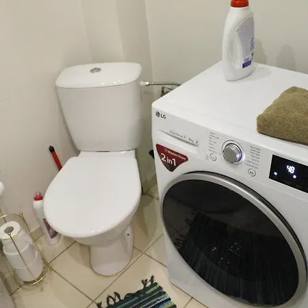 Apartment With Private Entrance And Free Parking *